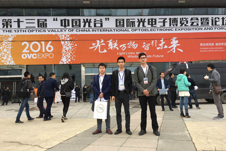 深圳納宏光電參展團(tuán)隊(duì) 深圳納宏光電參展團(tuán)隊(duì)