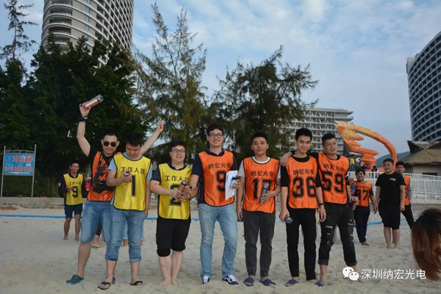 為獲獎隊(duì)伍頒獎